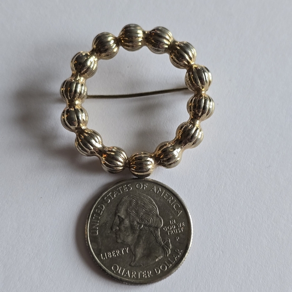 Vintage circle brooch gold tone open pin - Picture 5 of 7